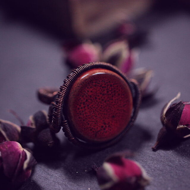 Miedziany pierścień z czerwoną ceramiką - Smocze Sny