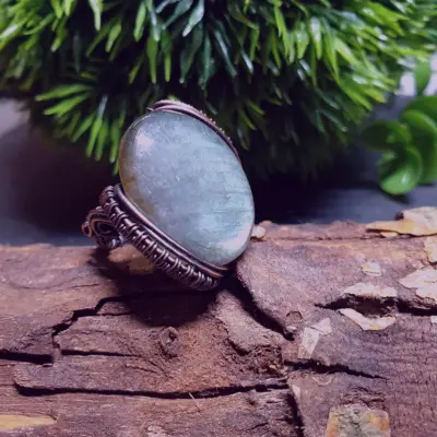 Pierścień miedziany z labradorytem - wire wrapping - Smocze Sny